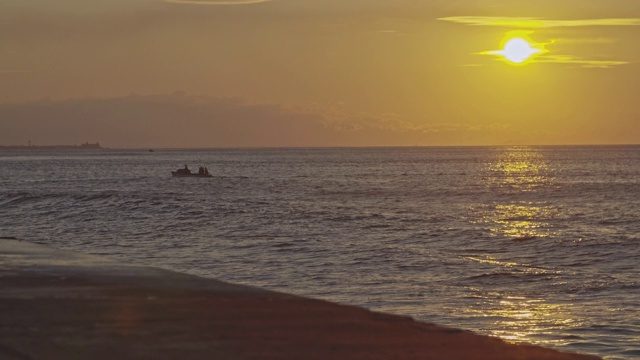 一艘帆船在夕阳下航行在加勒比海上，靠近古巴哈瓦那的Malecón视频素材