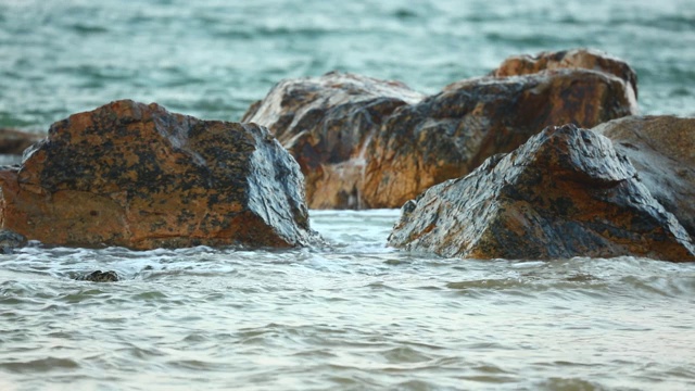 碧绿的海浪翻滚到海滩上视频素材