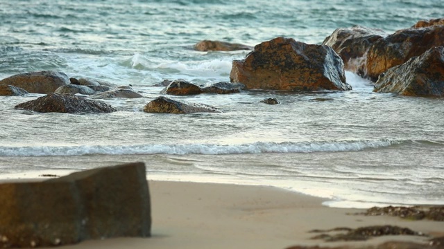 碧绿的海浪翻滚到海滩上视频素材