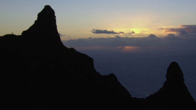 鸟瞰图的轮廓悬崖纳帕利海岸线在考艾岛，夏威夷与太平洋日落的观点。视频素材