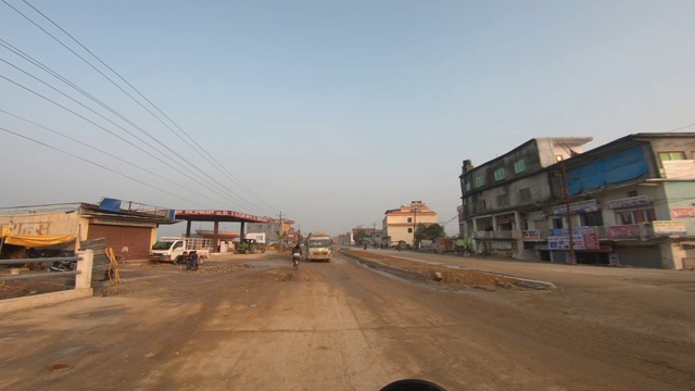 尼泊尔乡间尘土飞扬、肮脏狭窄、崎岖不平的道路上的风景。视频素材