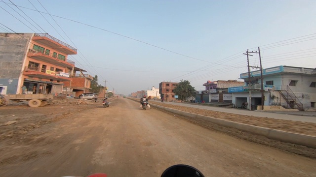 尼泊尔乡间尘土飞扬、肮脏狭窄、崎岖不平的道路上的风景。视频素材