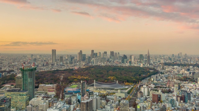 东京城市天际线在日本日落。视频素材