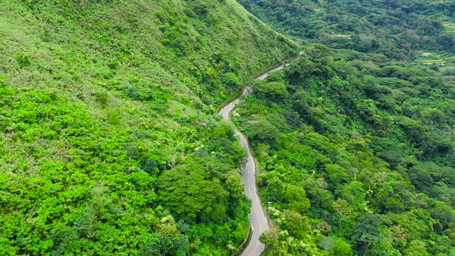 山的风景。道路上的汽车在山腰，俯视图视频素材