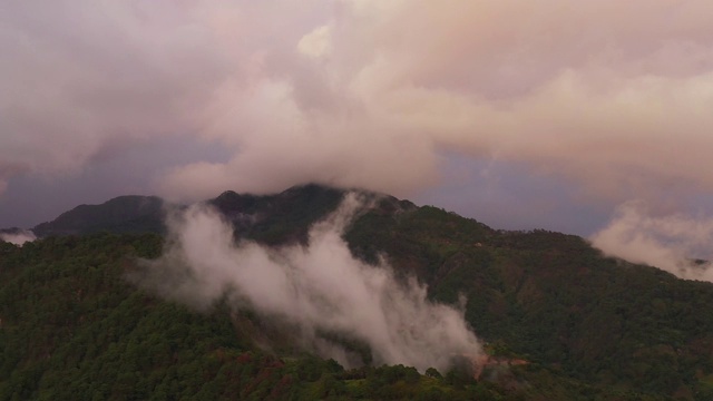 日落时，山顶上覆盖着蓬松的云彩。菲律宾吕宋岛的科迪勒拉山脉鸟瞰图视频素材