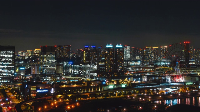 4K延时:在夜间平移东京天空树和日本天际线视频素材