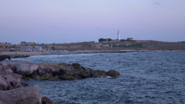 波浪在多岩石的海岸上翻滚视频下载