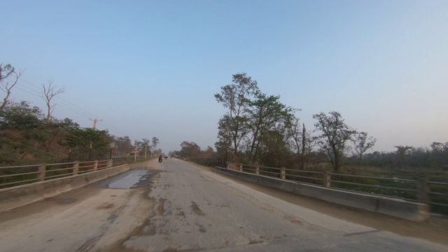 繁忙的乡村道路，行人和各种车辆经过。视频下载