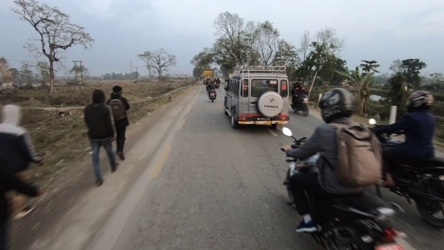 POV的乡村道路，一群牛和行人经过。视频下载