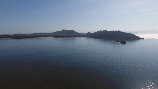 岛上的热带海岸海洋，鸟瞰图视频素材