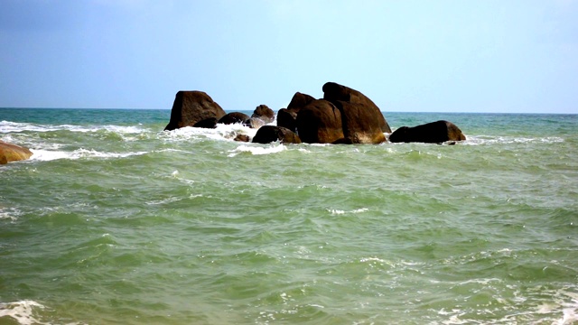 海浪拍打着矗立在海中央的一群石头视频素材