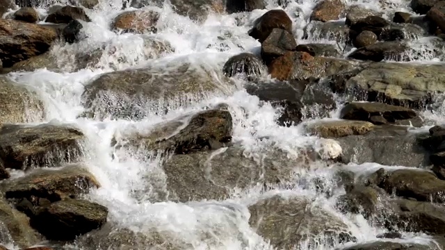 岩石山涧中汹涌的水流视频下载