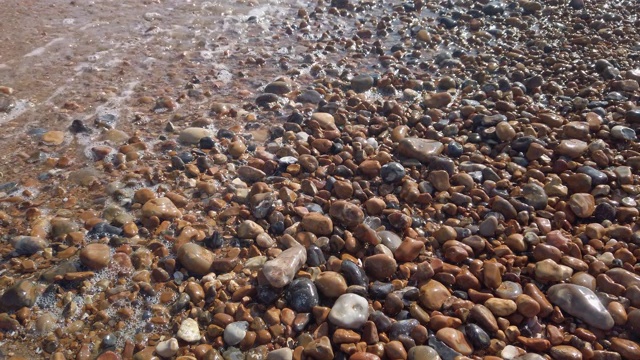 英国布莱顿海滩海浪掠过卵石的实时画面视频下载