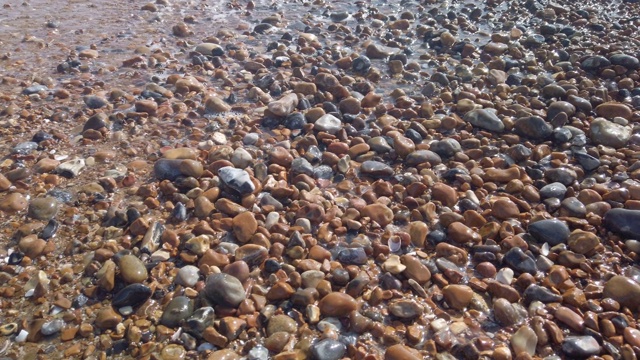 英国布莱顿海滩海浪掠过卵石的实时画面视频下载