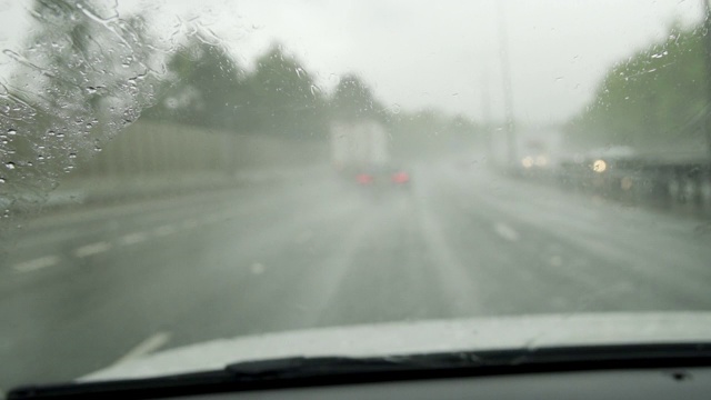 雨中汽车在高速公路上行驶，挡风玻璃上有雨刷视频素材