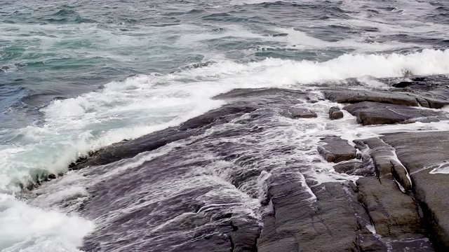 岩石上的海浪视频素材