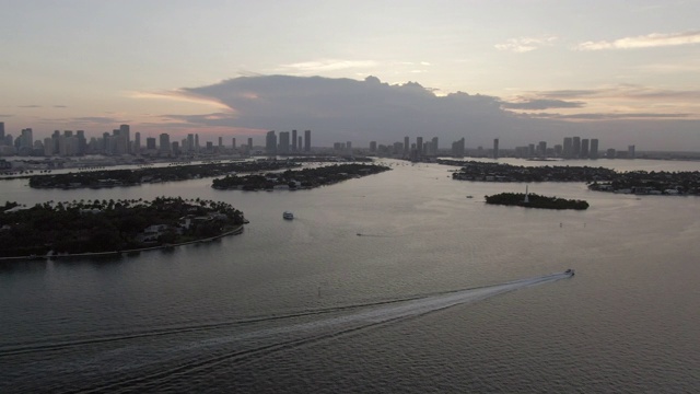 空中摇摄快艇在海上对着天空，无人机飞向城市-迈阿密，佛罗里达视频素材