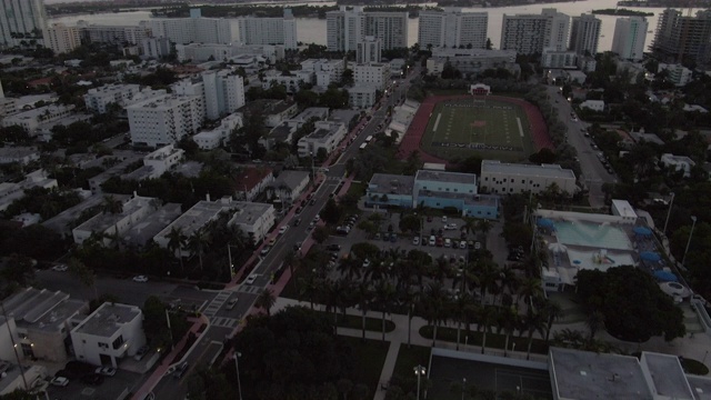 在日落时分，无人机在建筑物上空飞行——迈阿密，佛罗里达视频素材