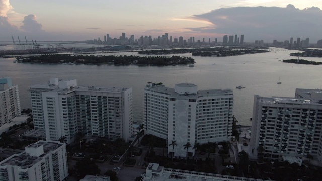 空中倾斜拍摄的城市体育场在日落的天空，无人机向前飞行的建筑物-迈阿密，佛罗里达视频素材