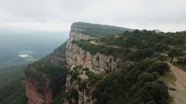 空中拍摄的岩石悬崖与植物对天空，无人机飞过自然景观-塔弗泰特，西班牙视频素材