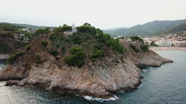 空中摇摄著名的堡垒在海上对天空，无人机飞过海洋的历史地标城市- Tossa de Mar，西班牙视频素材