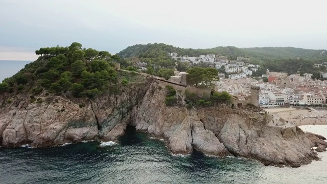 空中摇摄海滩上著名城堡的游客，无人机飞过海洋，城市的历史地标，西班牙视频素材