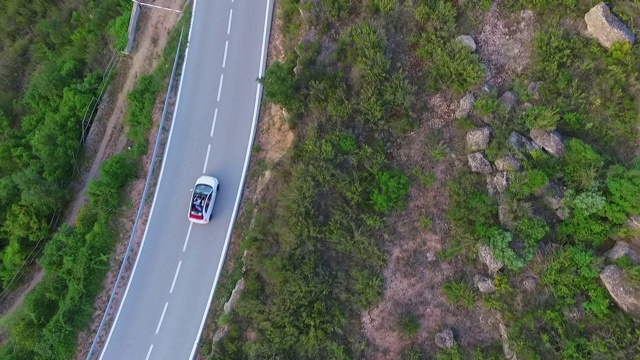 绿色植物航拍公路上的汽车，无人机飞越自然景观——西班牙蒙特塞拉特视频素材