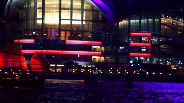 夜间，中国香港，在灯火通明的现代建筑的映衬下，海上的船只被封锁视频素材