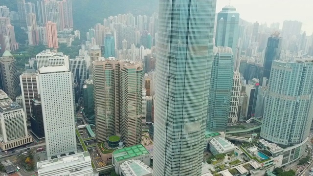 航拍现代摩天大楼对城市的建筑，无人机下降在城市景观-香港，中国视频素材