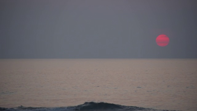 时间流逝拍摄的海浪在海上对天空日落-帕福斯，塞浦路斯视频素材