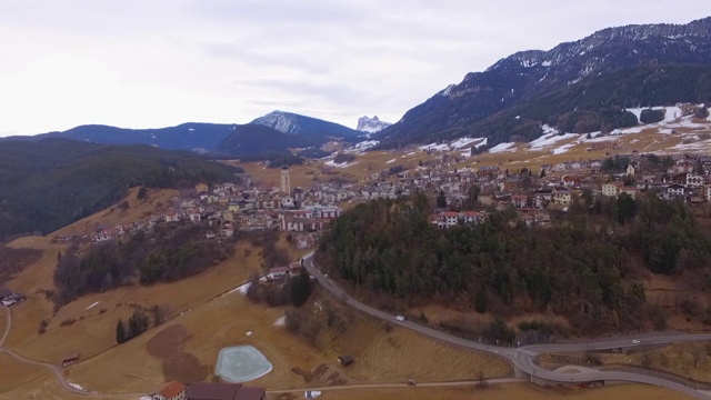 空中拍摄的村庄靠近山区的天空在冬天，无人机飞向住宅结构- Dolomites，意大利视频素材