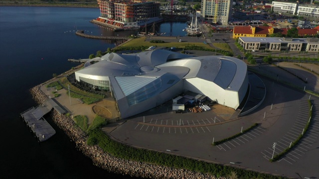 空中倾斜向下拍摄的水族馆从海上对着天空，无人机飞向城市-哥本哈根，丹麦视频素材