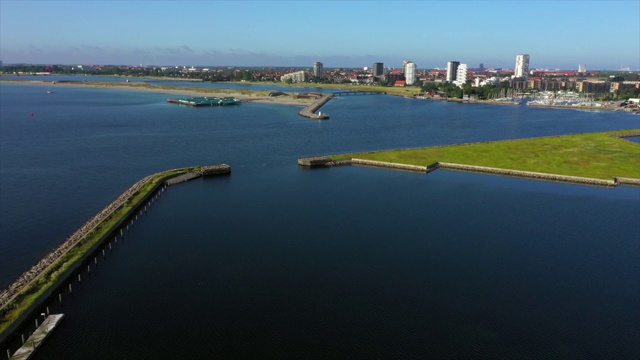 晴朗的一天，城市对着天空航拍大海，无人机朝建筑飞去——哥本哈根，丹麦视频素材