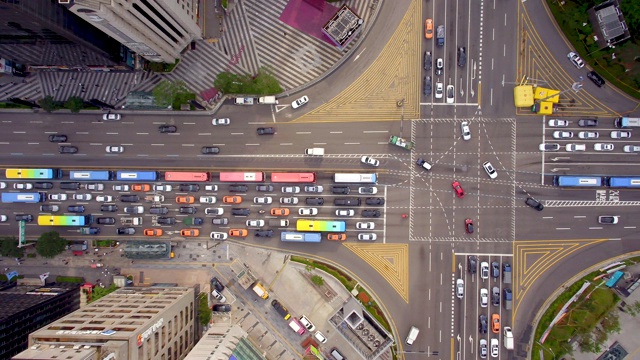 韩国首尔江南区江南站江南大道十字路口的交通状况视频素材