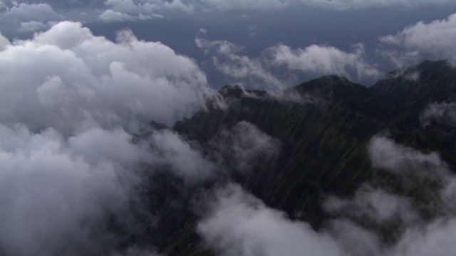 美国夏威夷，考艾岛，纳帕利海岸国家公园卡拉劳山谷上空的云层鸟瞰图。视频素材