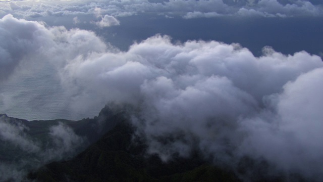 美国夏威夷，考艾岛，纳帕利海岸国家公园卡拉劳山谷上空的云层鸟瞰图。视频素材