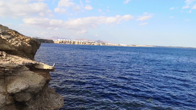 红海海景与地平线上的蒂兰岛(沙姆沙伊赫，埃及)(10)视频素材