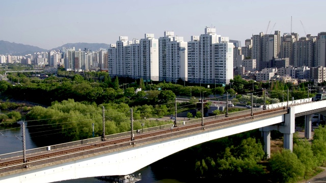 地铁穿过汉江上的Dangsan铁路桥和韩国国会大厦/永登浦区，韩国首尔视频素材