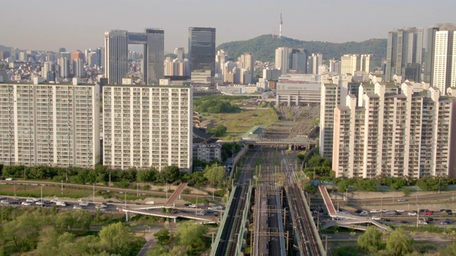 韩国首尔，地铁穿过汉江上的汉江cheolgyo铁路桥视频素材