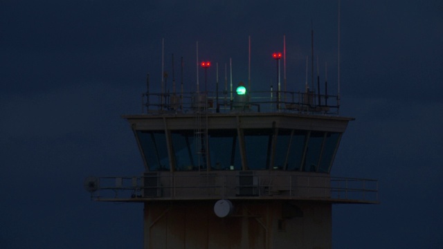 夏威夷考艾岛里休机场空中交通管制塔的鸟瞰图。视频素材