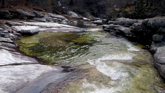 流水在荻田山山谷/江原道，韩国视频素材