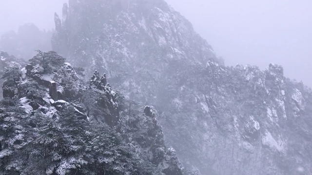 黄山罕见降雪，是联合国教科文组织世界遗产，冬季大雪景区视频下载