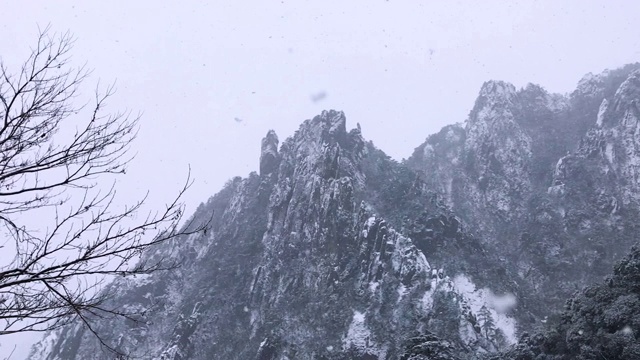 黄山罕见降雪，是联合国教科文组织世界遗产，冬季大雪景区视频下载