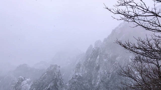 黄山罕见降雪，是联合国教科文组织世界遗产，冬季大雪景区视频下载