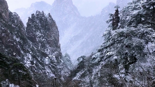 黄山罕见降雪，是联合国教科文组织世界遗产，冬季大雪景区视频下载