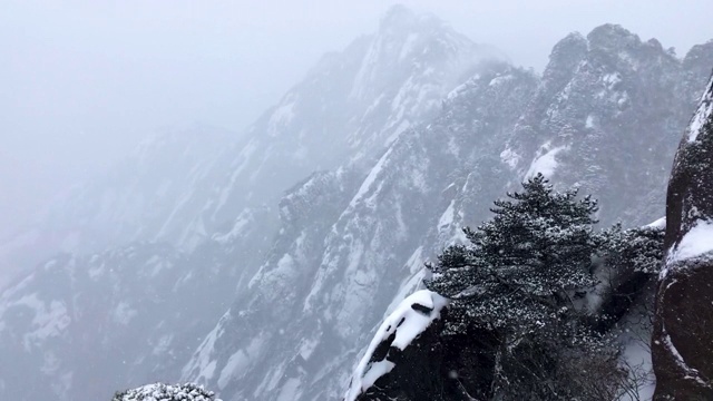 黄山罕见降雪，是联合国教科文组织世界遗产，冬季大雪景区视频下载