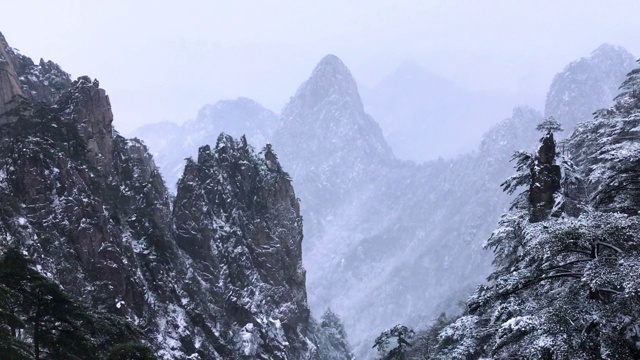 黄山罕见降雪，是联合国教科文组织世界遗产，冬季大雪景区视频下载