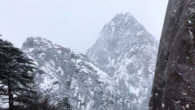 黄山罕见降雪，是联合国教科文组织世界遗产，冬季大雪景区视频素材