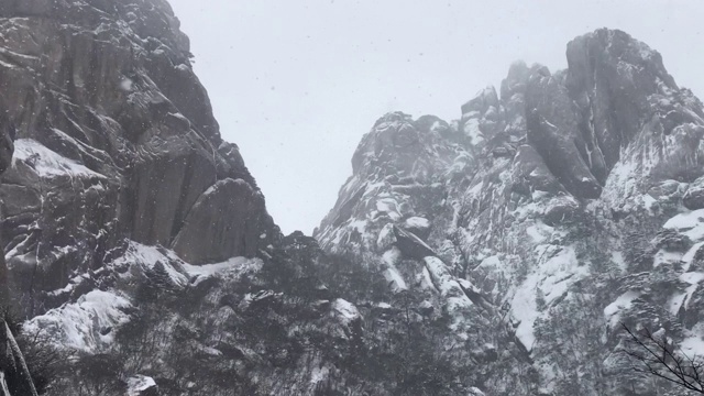 黄山罕见降雪，是联合国教科文组织世界遗产，冬季大雪景区视频下载