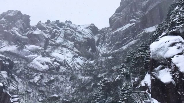 黄山罕见降雪，是联合国教科文组织世界遗产，冬季大雪景区视频素材